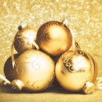 60x stuks kerst thema tafel servetten Golden Baubles 33 x 33 cm - Feestservetten - thumbnail