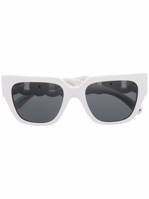 Versace Eyewear lunettes de soleil à monture papillon - Blanc
