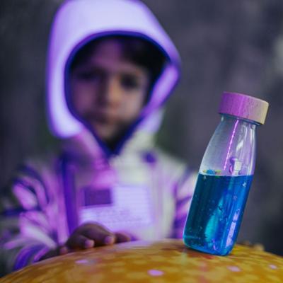 Sensorische Fles Universe | Petit Boum Move Bottle Sensorische Fles Universe | Petit Boum Move Bottle