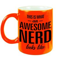 Awesome nerd / slimmerik cadeau mok / verjaardag beker fluor oranje 330 ml   -