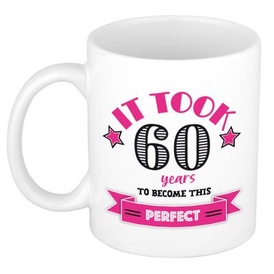 Verjaardag cadeau mok 60 jaar - roze - grappig - 300 ml - keramiek