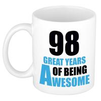 Verjaardag 98 jaar Koffiemok Cadeau - Great years of being awesome - wit/blauw