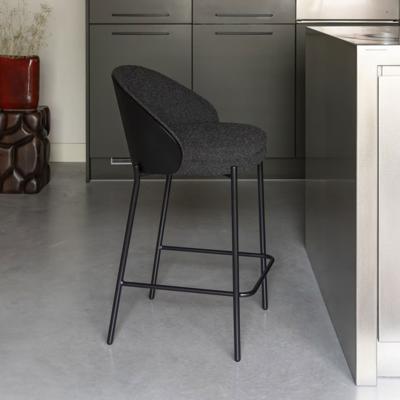 Dutchbone Barkruk 'Rodin' Essenhout en Bouclé, kleur Zwart (zithoogte 65cm)