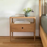 Ethnicraft Nachtkastje 'Spindle' Geolied Eikenhout en glas, kleur Naturel