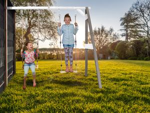 AXI Dubbele Schommel van hout in grijs & wit Schommel met muurbevestiging voor kinderen met houten schommelzitjes