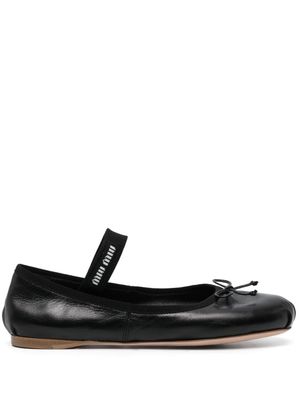 Miu Miu ballerines en cuir à logo imprimé - Noir