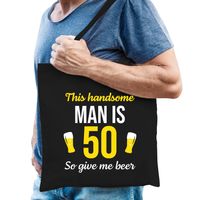 Verjaardag cadeau tas 50 jaar - this handsome man is 50 give beer zwart voor heren - thumbnail