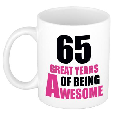 Verjaardag 65 jaar Koffiemok Cadeau - Great years of being awesome - wit/roze - voor dames