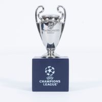 UEFA Champions League Replica Beker op Podium