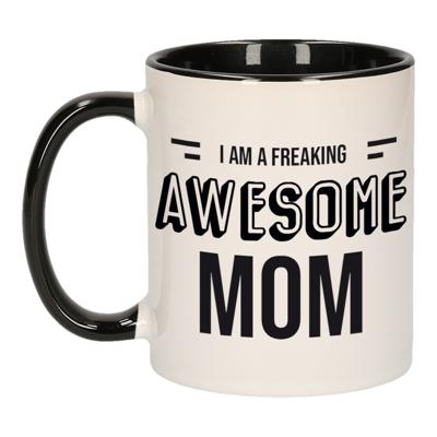 Mama cadeau koffiemok - beker - zwart - met tekst Freaking awesome mom - Cadeau moederdag