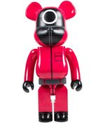 MEDICOM TOY x Squid Game figurine BE@RBRICK Guard - Rouge - thumbnail