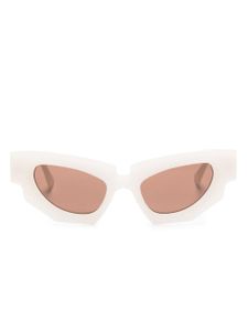 Kuboraum cat eye-frame tinted sunglasses - Blanc