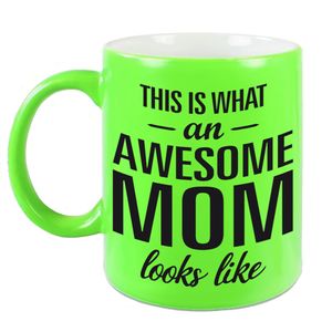 Awesome mom cadeau mok / beker neon groen voor Moederdag 330 ml   -