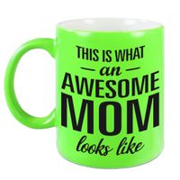 Awesome mom cadeau mok / beker neon groen voor Moederdag 330 ml   - - thumbnail