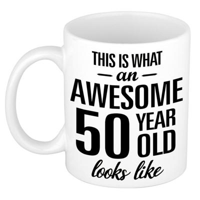 This is what an awesome 50 year old looks like - koffiemok - wit - Beker - verjaardag cadeau This is what an awesome 50 year old looks like - koffiemok - wit - Beker - verjaardag cadeau