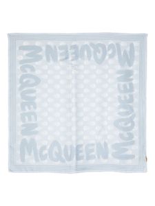 Alexander McQueen foulard en soie à imprimé graphique - Bleu