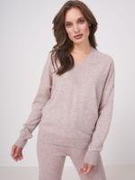 Cashmere trui met diepe geribde V-hals