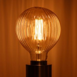 Globe gestreept LED lamp 4W 300 lumen E27 1800K warm kaarslicht 17,5 cm hoog