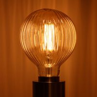 Globe gestreept LED lamp 4W 300 lumen E27 1800K warm kaarslicht 17,5 cm hoog