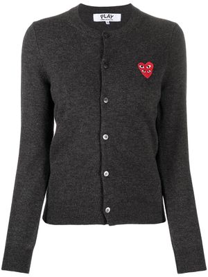 Comme Des Garçons Play cardigan à patch logo - Gris