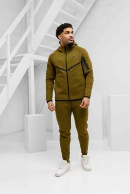 Nike Tech Fleece Trainingspak Heren Donkergroen - Maat M - Kleur: Donkergroen | Soccerfanshop Nike Tech Fleece Trainingspak Heren Donkergroen - Maat M - Kleur: Donkergroen | Soccerfanshop