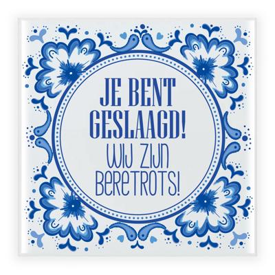 Geslaagd cadeau tegel - wij zijn beretrots! - delfts blauw - keramiek - 15 cm Geslaagd cadeau tegel - wij zijn beretrots! - delfts blauw - keramiek - 15 cm