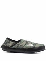 The North Face chaussons matelassés à imprimé camouflage - Vert