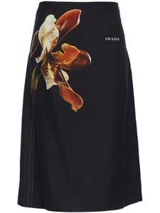 Prada jupe mi-longue en soie à fleurs - Noir