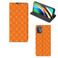 Motorola Moto G9 Plus Hoesje met Magneet Batik Oranje - thumbnail