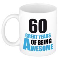 Verjaardag 60 jaar Koffiemok Cadeau - Great years of being awesome - wit/blauw