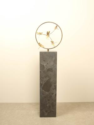 Bronzen sculptuur ring met 5 messing libellen, Ø 32 cm