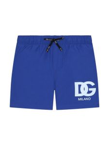 Dolce & Gabbana Kids short de bain à logo imprimé - Bleu