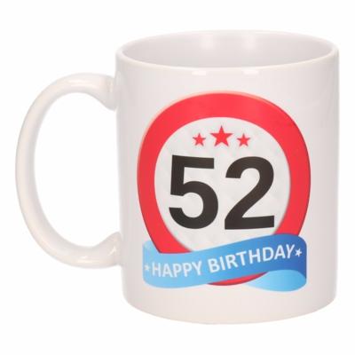 52 jaar Verjaardag koffiemok - cadeau beker - stopbord print - 300 ml - keramiek - wit 52 jaar Verjaardag koffiemok - cadeau beker - stopbord print - 300 ml - keramiek - wit