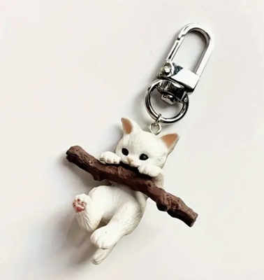 Sleutelhanger met Witte Kat die Bijt op een Takje - Sleutelhangers - Spiritueelboek.nl