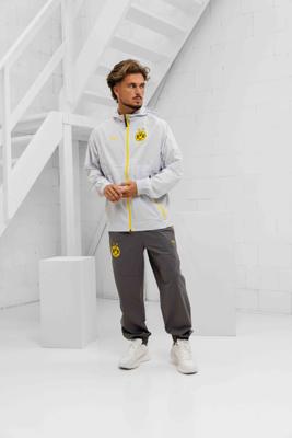 Borussia Dortmund PumaTech Woven Trainingspak Senior 2025/2026 - Maat M - Kleur: GeelGrijs | Soccerfanshop