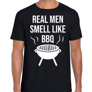 Real men smell like bbq / barbecue cadeau t-shirt zwart voor heren