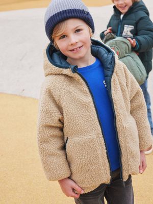Omkeerbaar gewatteerd jongensjack met capuchon en sherpa dennen