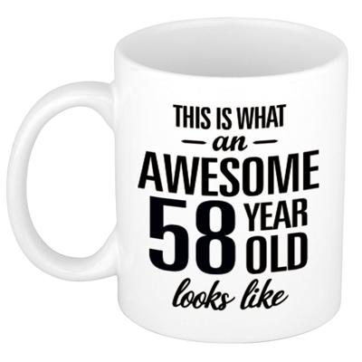 This is what an awesome 58 year old looks like - cadeau koffiemok - 300 ml - verjaardag 58 jaar