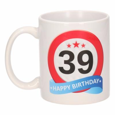 39 jaar Verjaardag koffiemok - cadeau beker - stopbord print - 300 ml - keramiek - wit 39 jaar Verjaardag koffiemok - cadeau beker - stopbord print - 300 ml - keramiek - wit