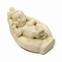 Beeld Polystone Baby op Hand Wit (10 cm) - thumbnail