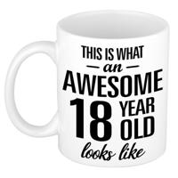 18 jaar cadeau koffiemok - This is what an awesome 18 year old looks like - beker - 300 ml