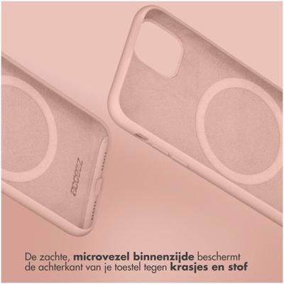 Accezz Liquid Silicone Backcover met MagSafe voor Samsung Galaxy S25 Telefoonhoesje Roze