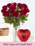 12 rode rozen - EverRed + Lindt hart + glasvaas Aafke