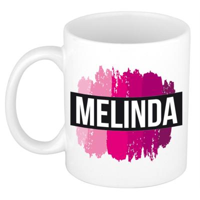 Melinda naam cadeau koffie mok - beker - met roze verfstrepen - Cadeau collega - moederdag