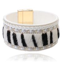 Witte brede dames armband met dierenprint - thumbnail