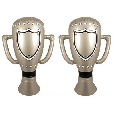 Opblaasbare winnaars trofee - 2x stuks - 60 cm - zilver - Feestartikelen voor supporters - bokaal