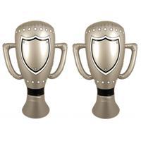 Opblaasbare winnaars trofee - 2x stuks - 60 cm - zilver - Feestartikelen voor supporters - bokaal