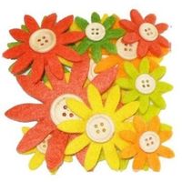 12x stuks gekleurde hobby bloemen geel/oranje/groen van vilt met houten knoop   -
