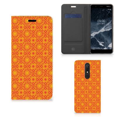 Nokia 5.1 (2018) | Hoesje met Magneet | Batik Oranje
