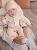 Babypakje en muts rozen